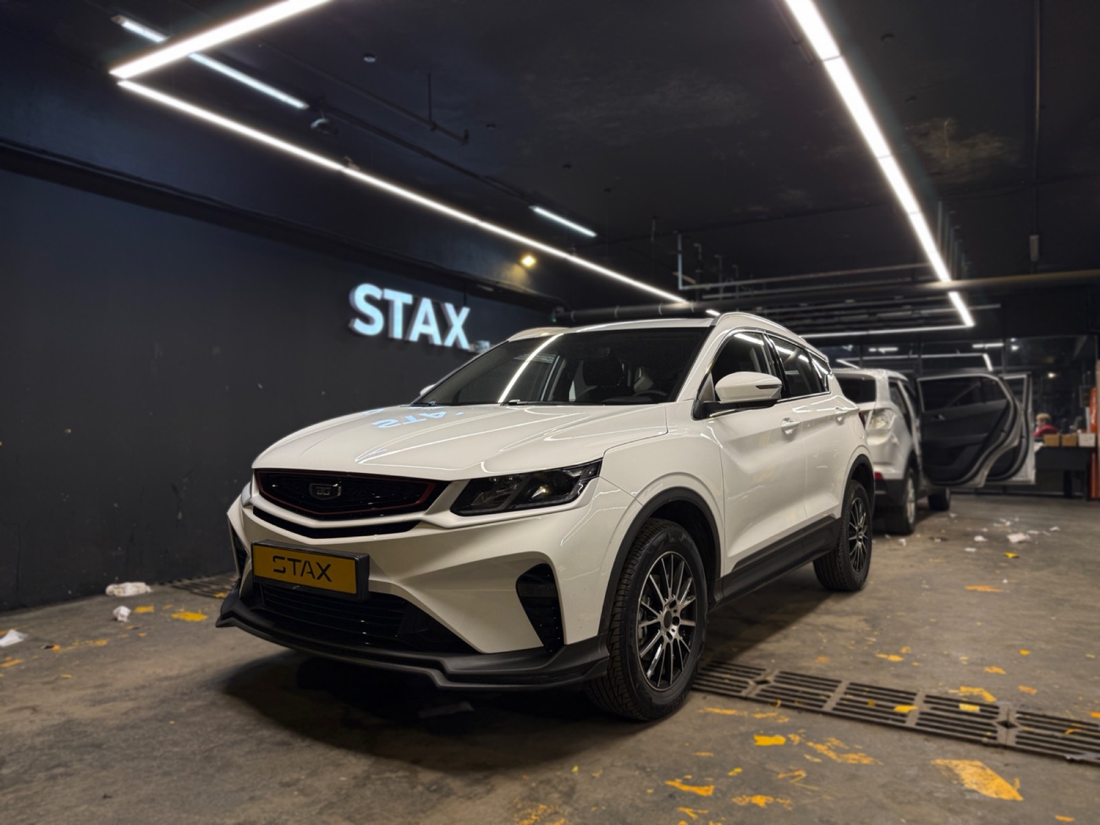 Полная белая оклейка кроссовера Geely — работа STAX