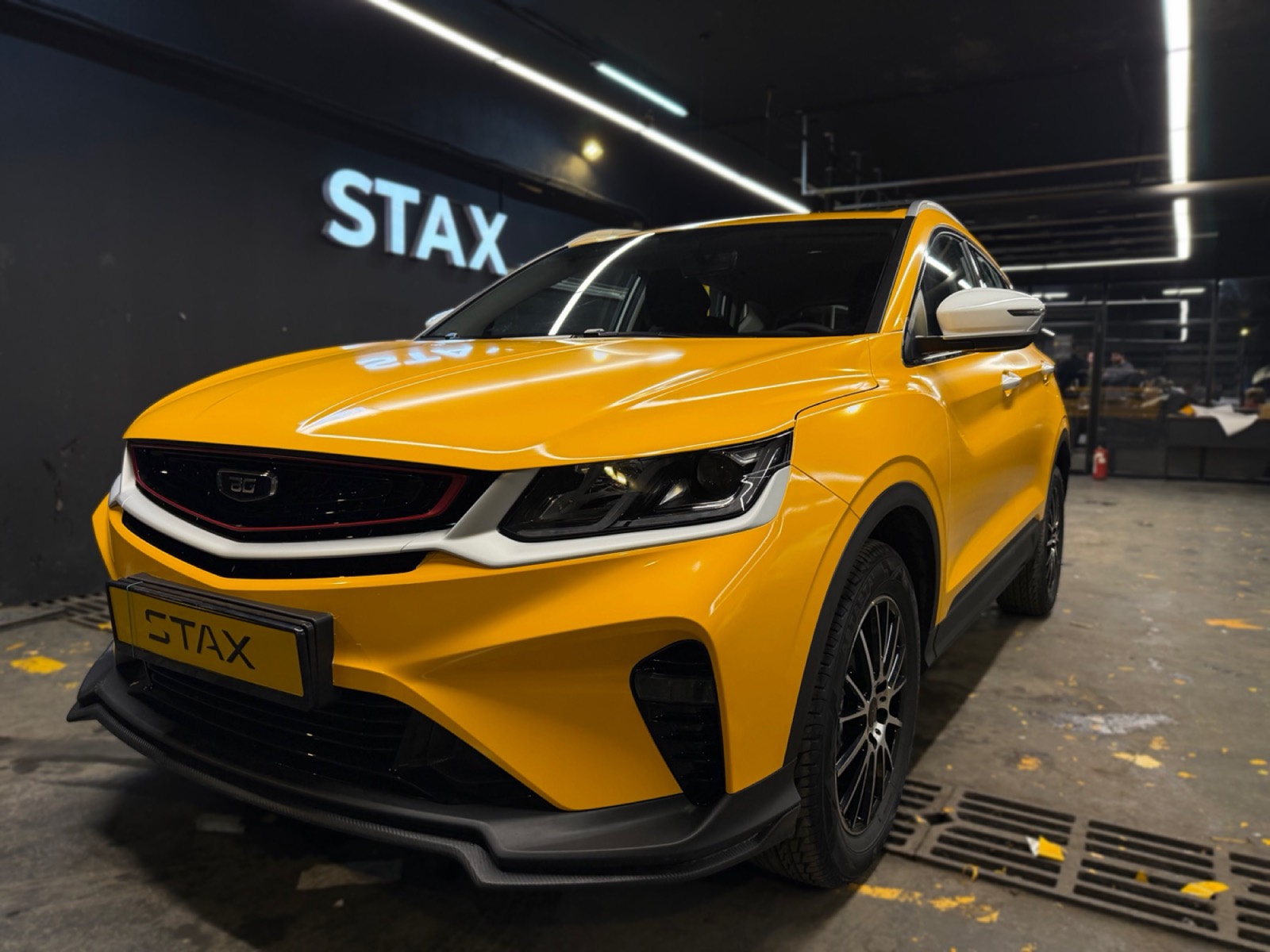 Жёлтая оклейка кроссовера Geely — работа STAX